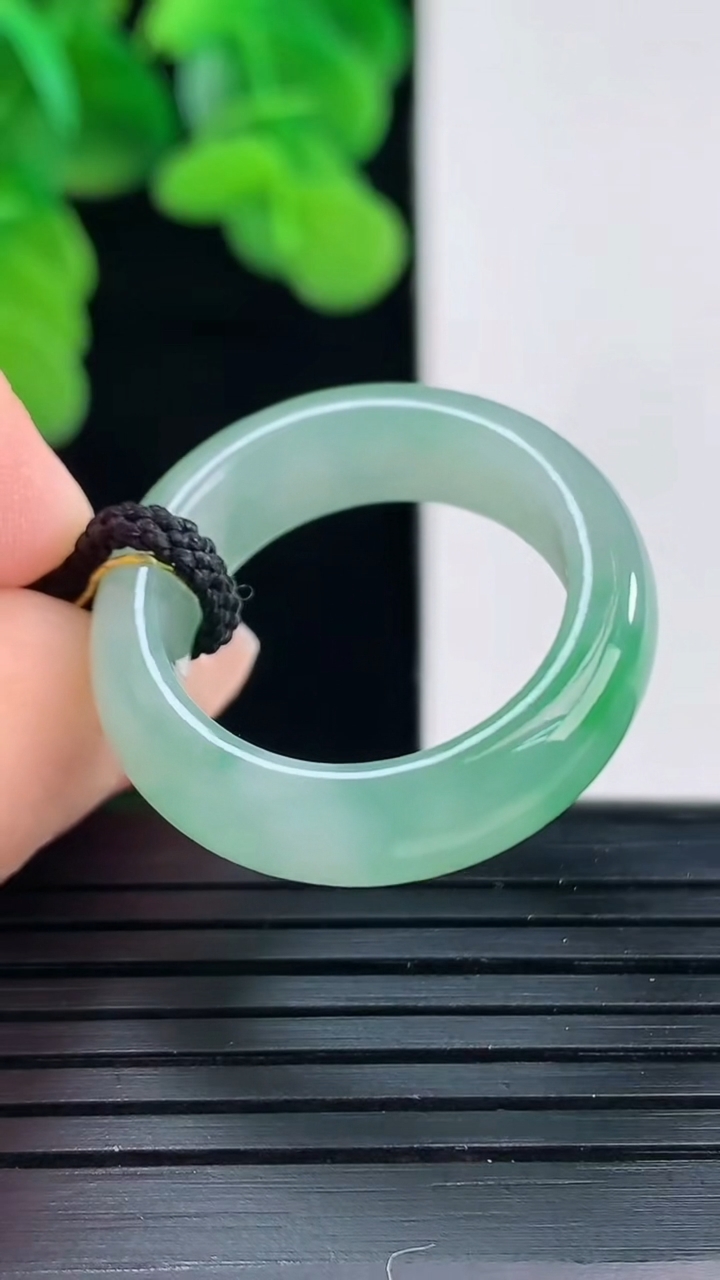 天然A货翡翠指环戒指尺寸18.4-6.3-3.5重量:4.78g2026年4月11日
工厂直销收藏佳品,种好水足，色泽均匀，有种有色，上手高大气！