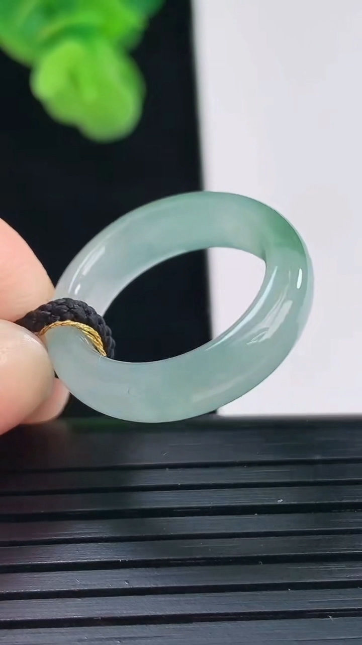 天然A货翡翠飘花指环戒指尺寸16.7-5.7-3.7重量:3.88g2026年4月11日
工厂直销收藏佳品,种好水足，色泽均匀，有种有色，上手高大气！
