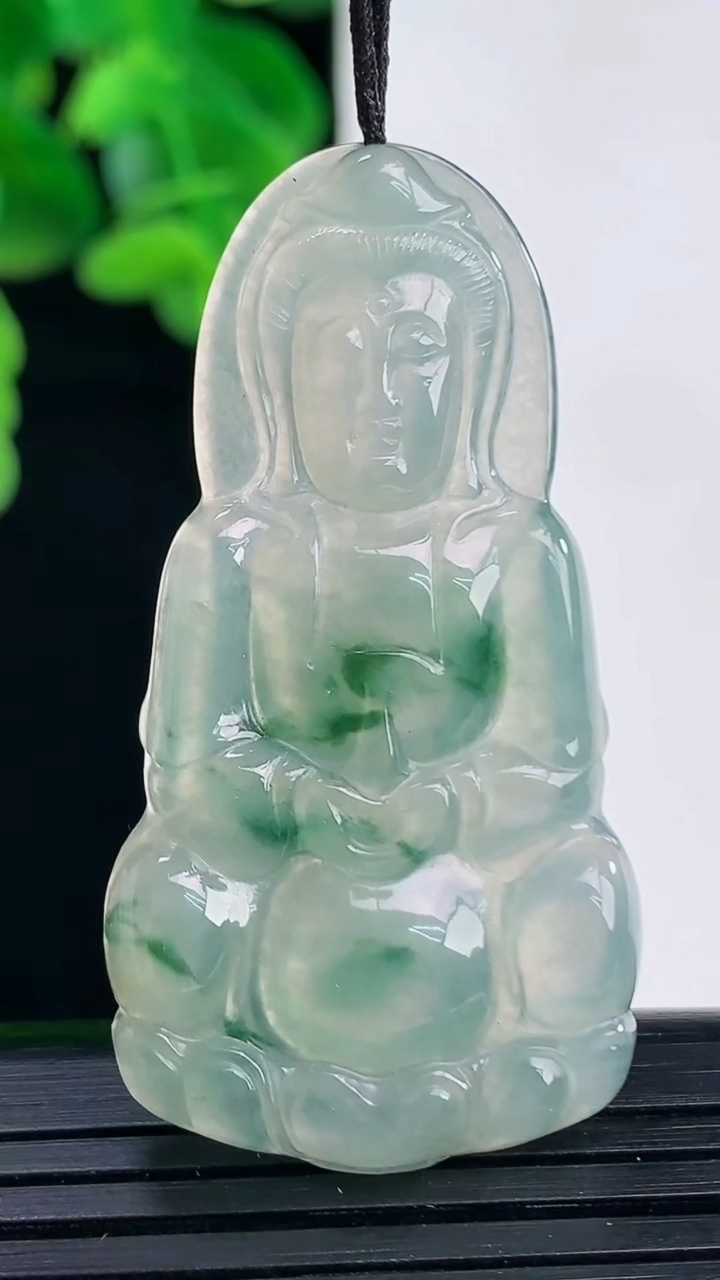 天然A货翡翠冰种飘花观音菩萨吊坠尺寸46.4-24.2-4重量:8.37g
4月11日