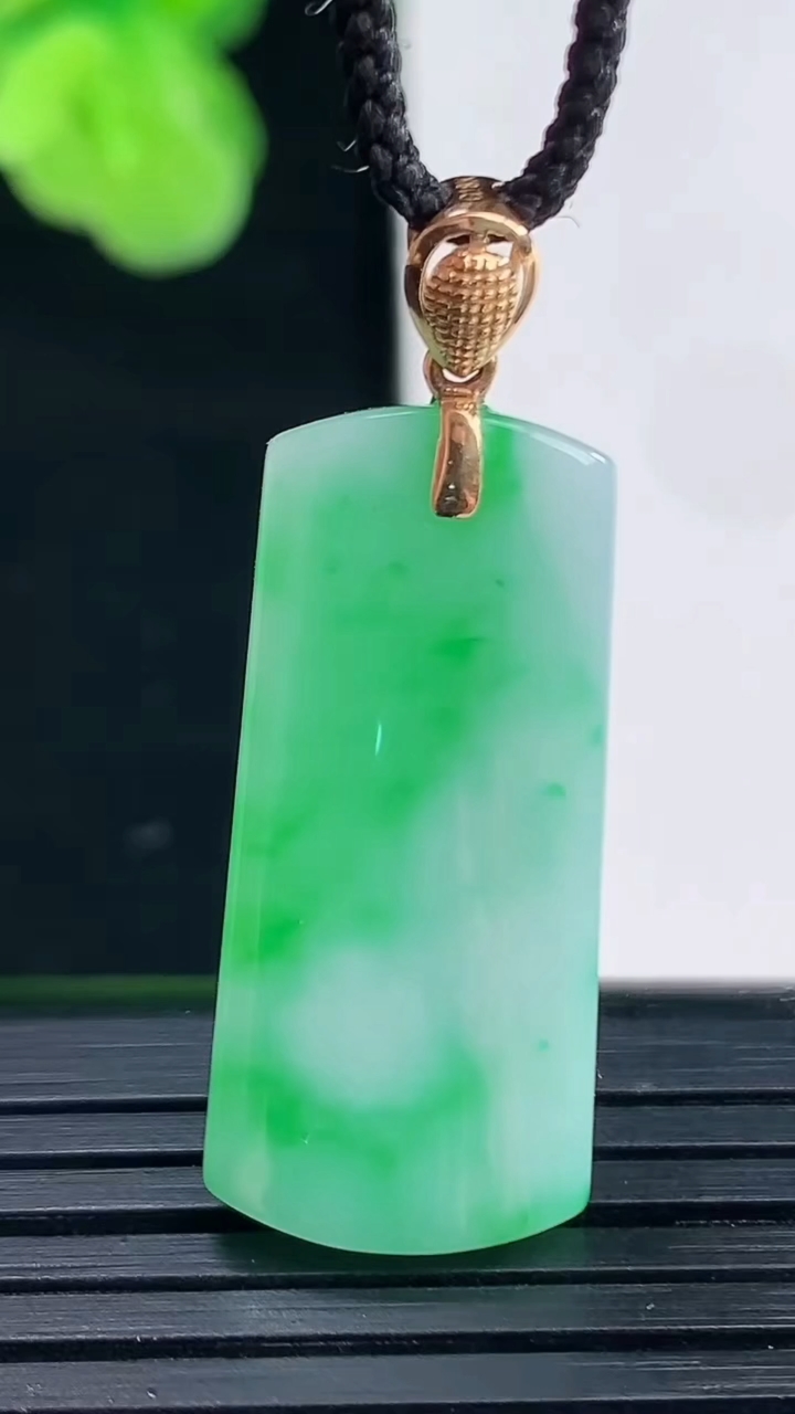 天然A货翡翠无事牌吊坠尺寸28.2-13-3.8重量:4.16g
4月11日