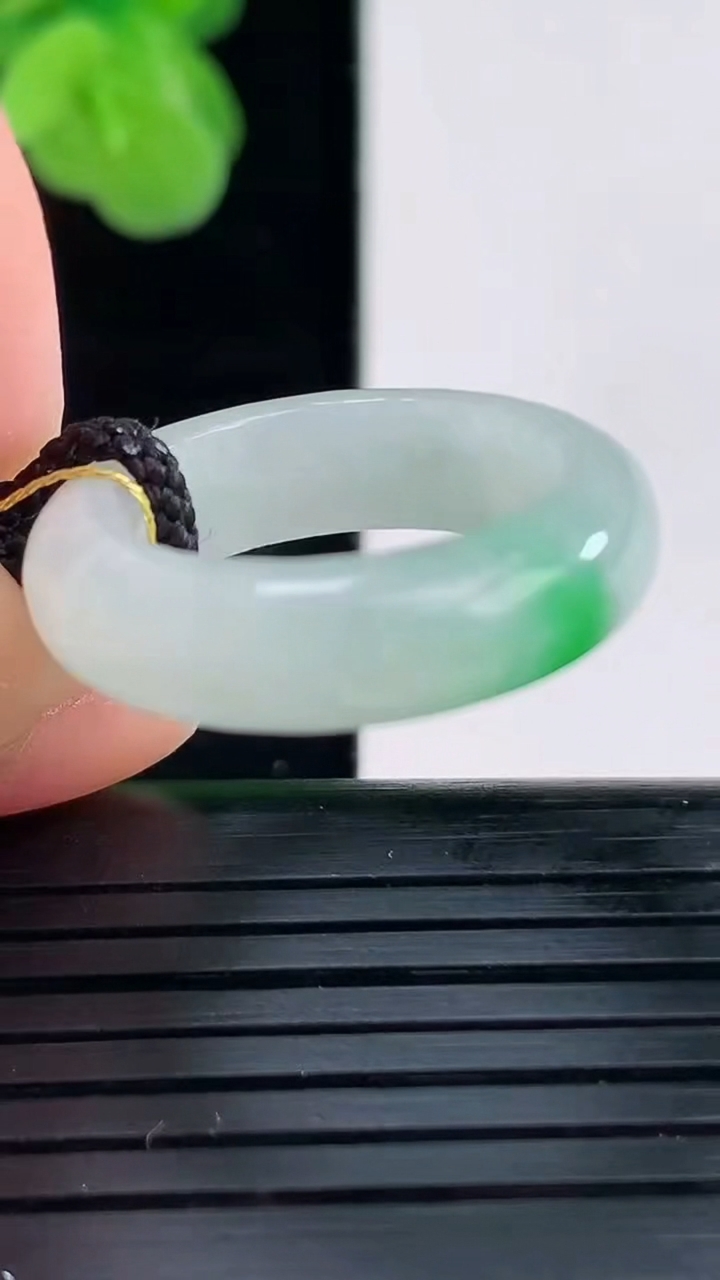 天然A货翡翠指环戒指尺寸17.5-5.8-3.5重量:4.23g2026年4月11日
工厂直销收藏佳品,种好水足，色泽均匀，有种有色，上手高大气！