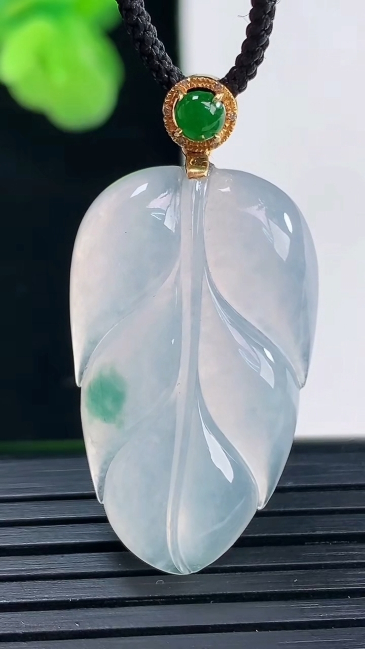 天然A货翡翠18K金飘花金枝玉叶 叶子吊坠尺寸31-18.7-4.9重量:5.89g
4月11日