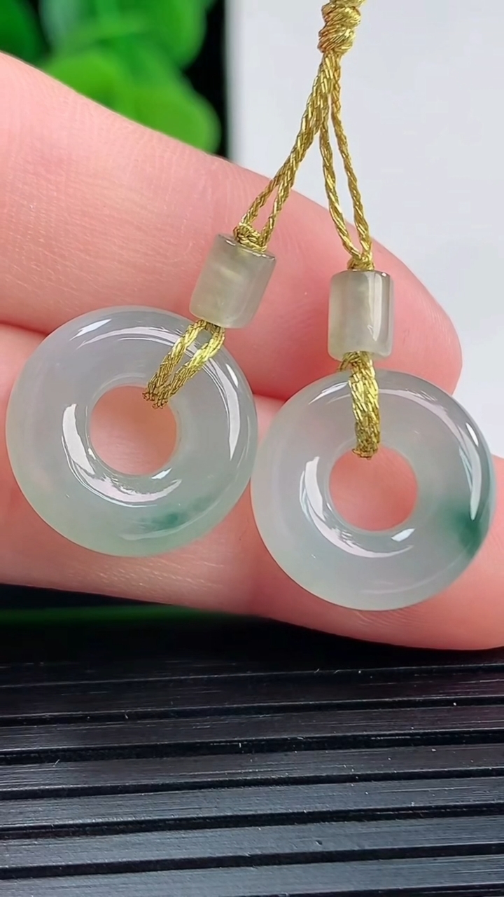 天然A货翡翠飘花平安环吊坠一对尺寸14-4.1重量:3.96g
4月11日