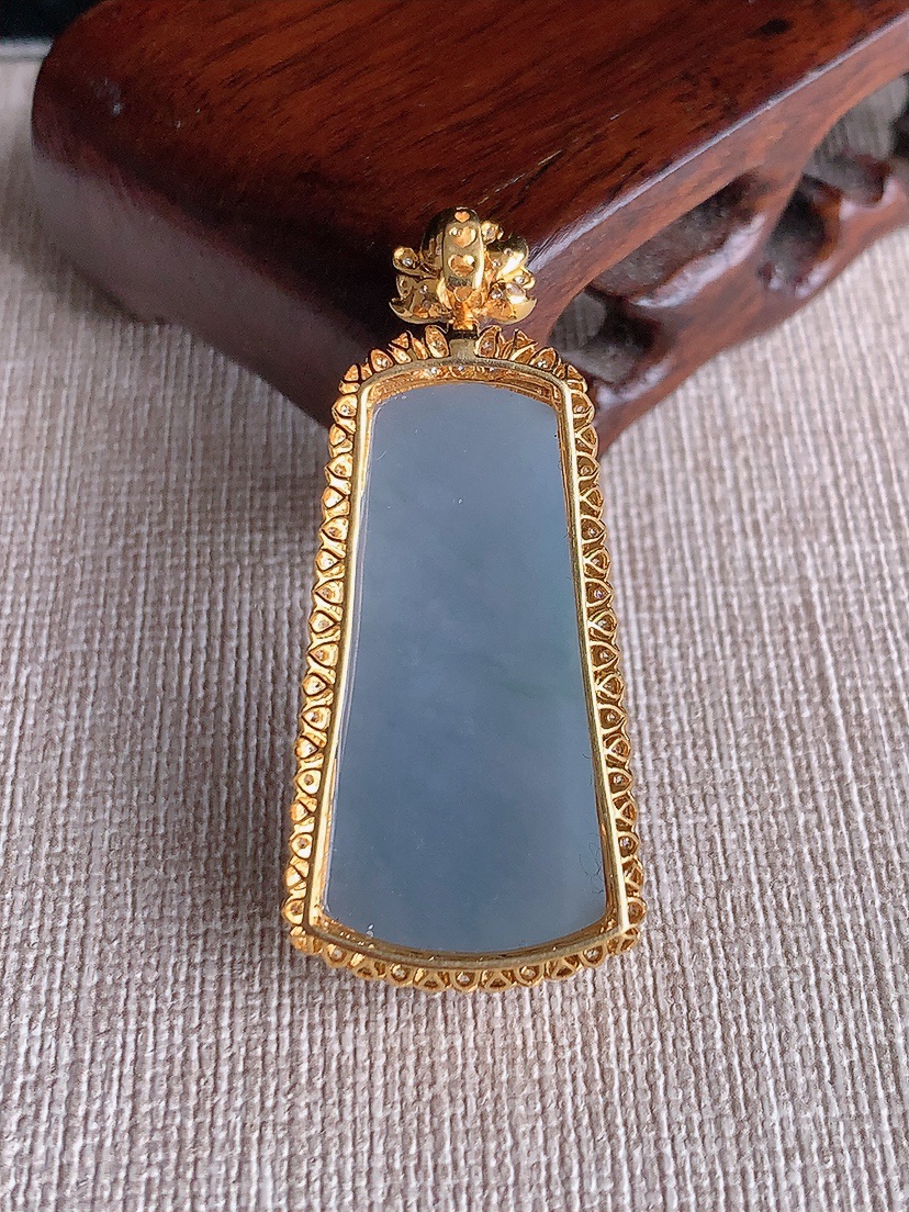 天然A货翡翠18K金伴钻镶嵌紫罗兰无事牌吊坠 
尺寸44-20-9.8裸石32-15.6mm 重量9