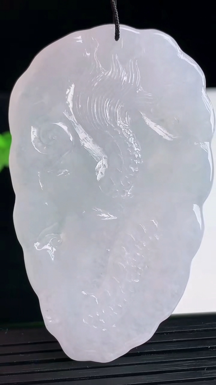 天然A货翡翠龙牌吊坠尺寸70.1-43.4-10.9重量:50.11g
4月11日