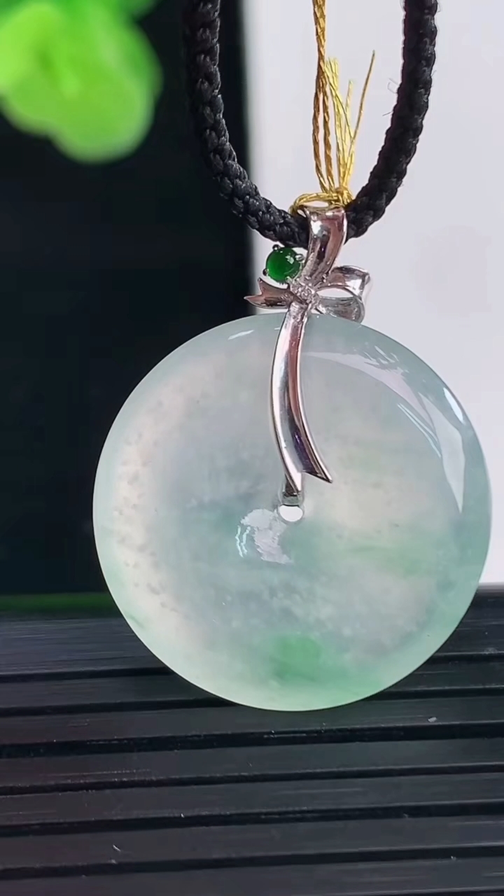 天然A货翡翠平安扣吊坠尺寸21.7-4.3重量:4.66g
4月11日