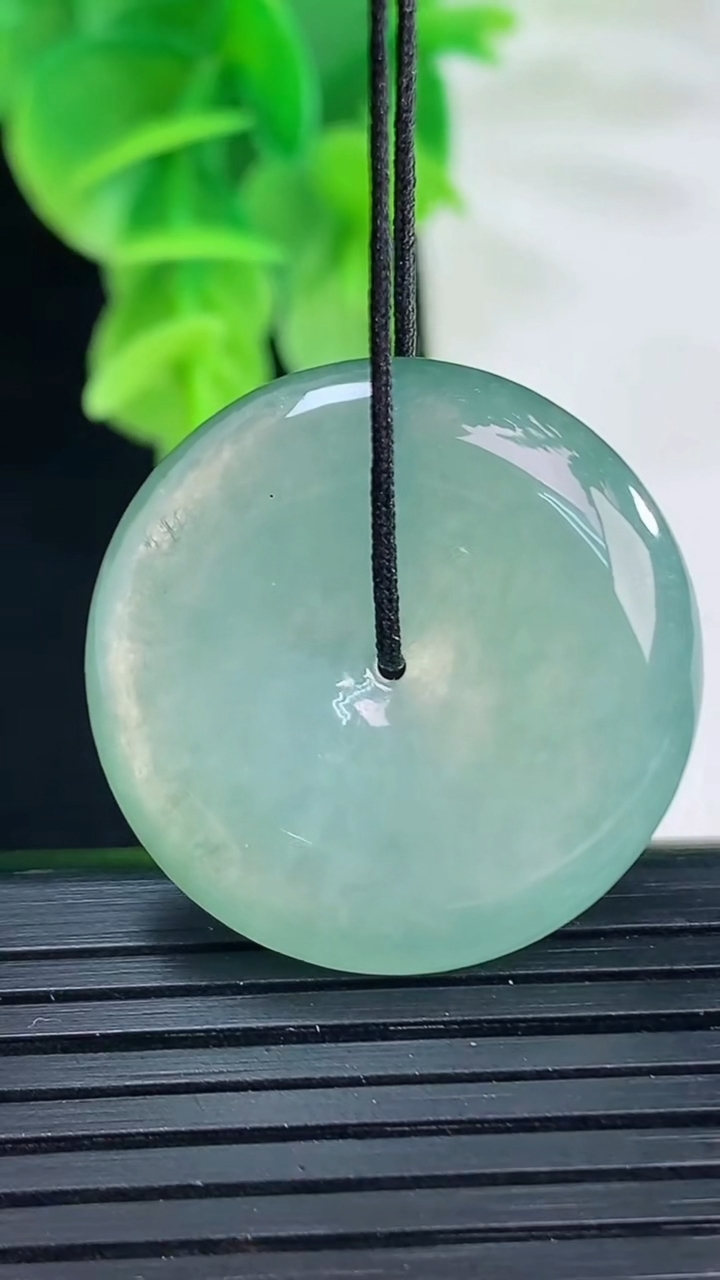 天然A货翡翠平安扣吊坠尺寸26.8-5.9重量:9.11g
4月11日