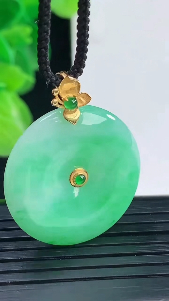 天然A货翡翠平安扣吊坠尺寸25.7-5.3重量:8.06g
4月11日