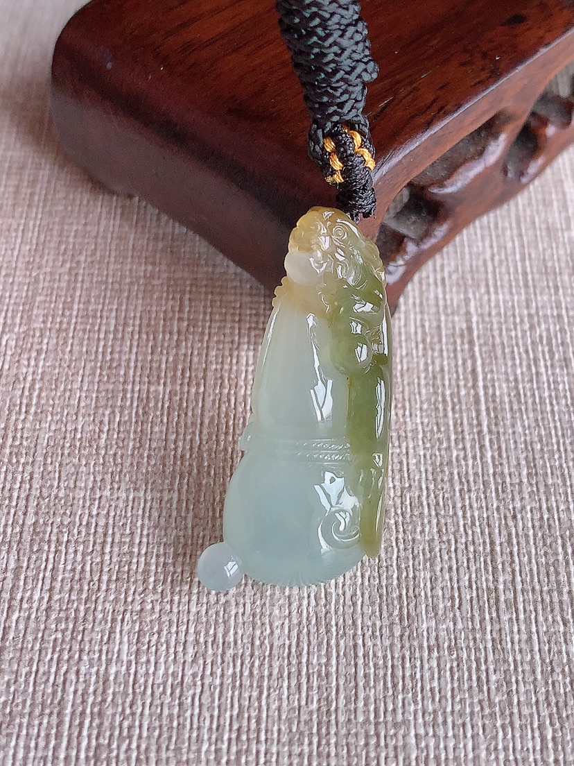 天然A货翡翠飘黄翡葫芦吊坠 
尺寸34.5-15-8.8mm 重量9.88g 0410