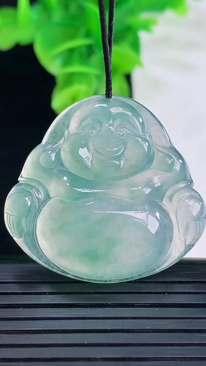 天然A货翡翠种飘花佛公镶嵌件尺寸32.1-34.2-5.5重量:10.50g
4月11日