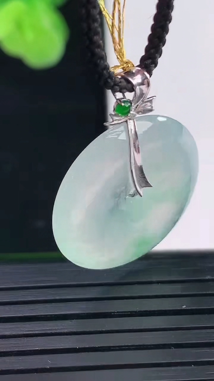 天然A货翡翠平安扣吊坠尺寸21.7-4.3重量:4.66g
4月11日