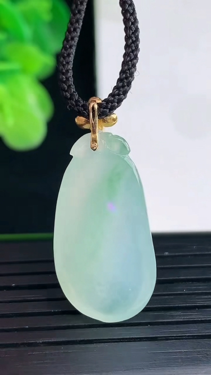 天然A货翡翠福瓜吊坠尺寸31-13.8-5.5重量:4.27g
4月11日