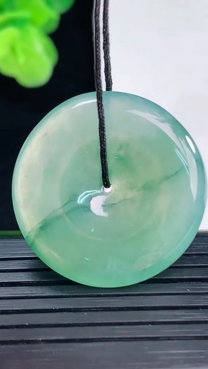 天然A货翡翠飘花平安扣吊坠尺寸28.5-5.2重量:9.59g
4月11日