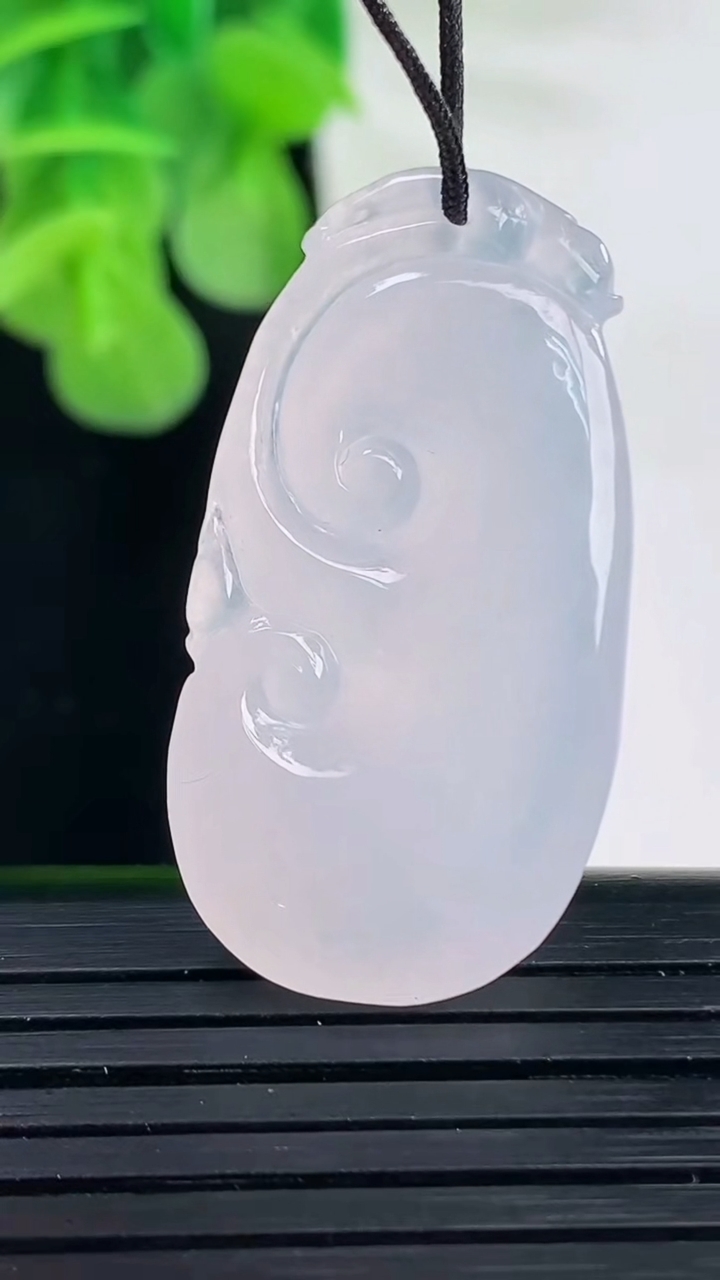 天然A货翡翠如意吊坠尺寸34.4-17.9-6重量:7.97g
4月11日