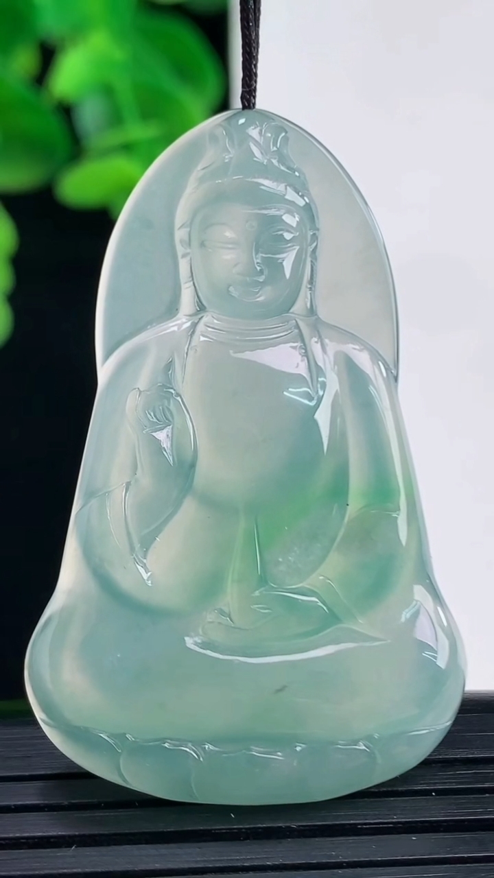 天然A货翡翠观音菩萨吊坠尺寸46.4-29.5-4.2重量:11.02g
4月11日