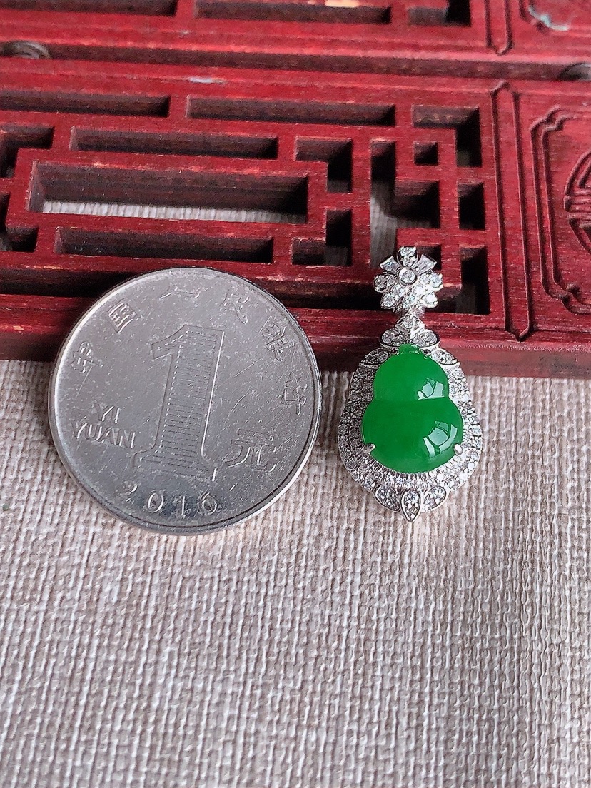 天然A货翡翠18K金伴钻镶嵌阳绿葫芦吊坠 
尺寸25.5-13-10.8裸石11.4-8.8mm 重量3.90g 0410