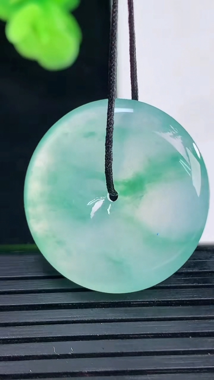 天然A货翡翠种飘花平安扣吊坠尺寸25.6-6.4重量:8.98g
4月11日