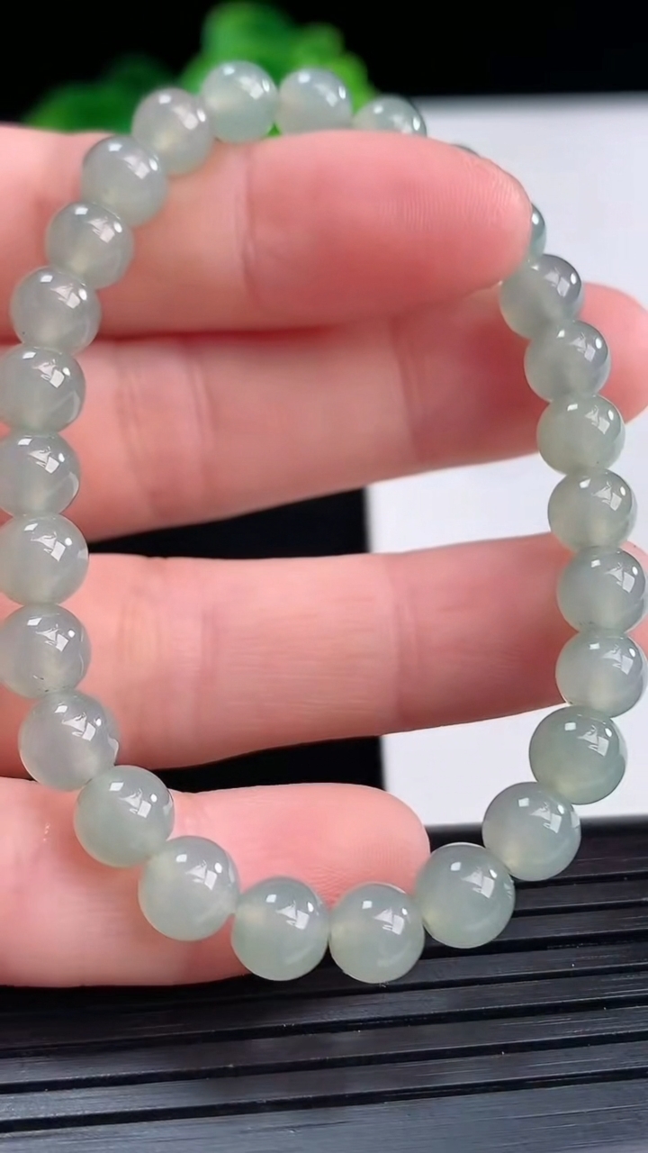 天然A货翡翠圆珠手串尺寸6-27颗重量:11.01g4月11日
工厂直销收藏佳品,种好水足，色泽均匀，有种有色，上手高大气！