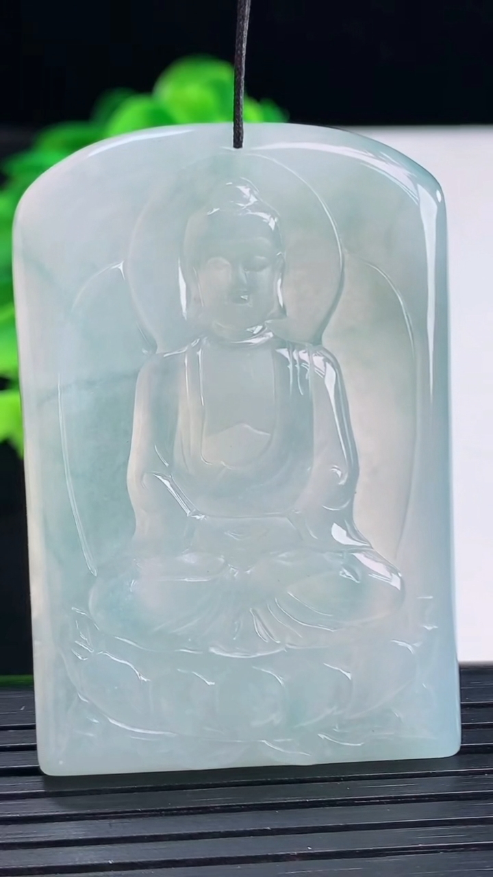 天然A货翡翠冰种飘花大日如来吊坠尺寸55-37.5-6重量:31.81g
4月11日