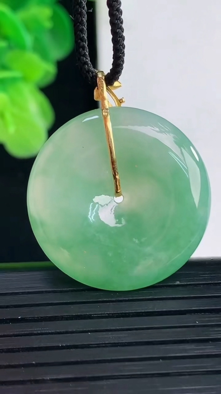 天然A货翡翠平安扣吊坠尺寸27.8-5.4重量:9.34g
4月11日