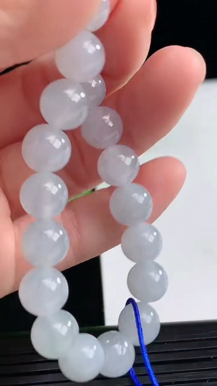 天然A货翡翠圆珠手串尺寸8.1-22颗重量:22.85g4月11日
工厂直销收藏佳品,种好水足，色泽均匀，有种有色，上手高大气！