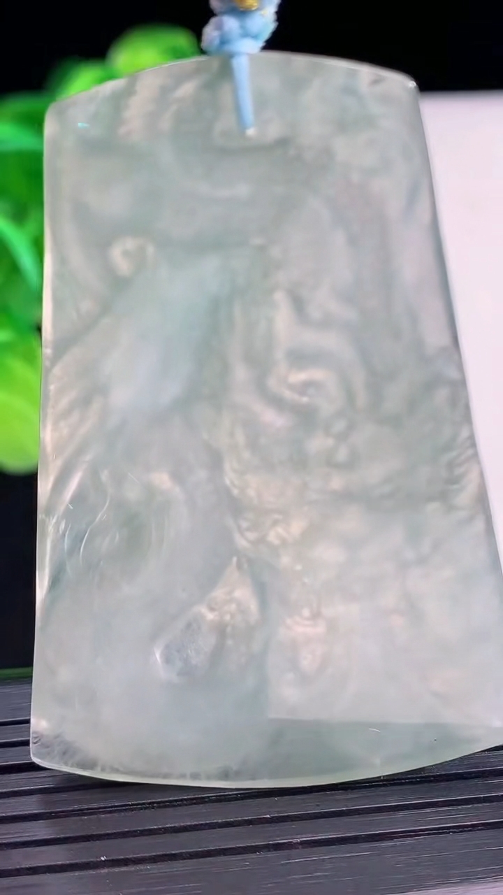 天然A货翡翠龙牌吊坠尺寸57.4-39.3-5.3重量:21.78g
4月11日