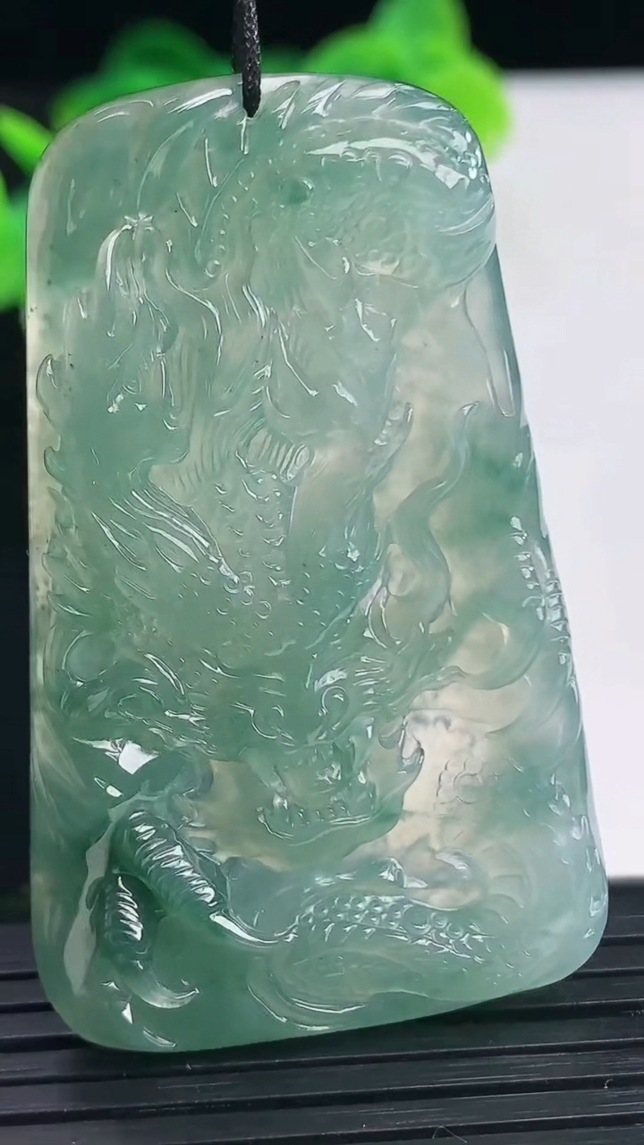 天然A货翡翠飘花龙牌吊坠尺寸54.2-33.3-5.3重量:20.25g
4月11日