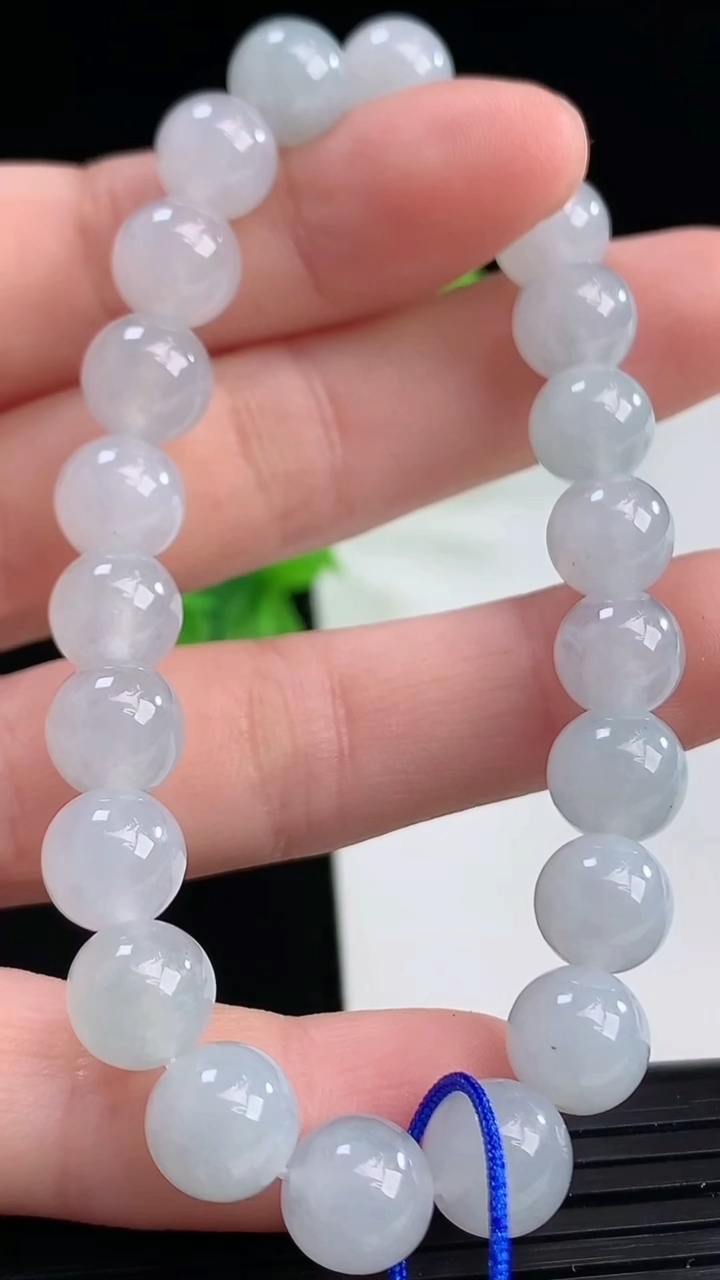 天然A货翡翠圆珠手串尺寸8.1-22颗重量:22.85g4月11日
工厂直销收藏佳品,种好水足，色泽