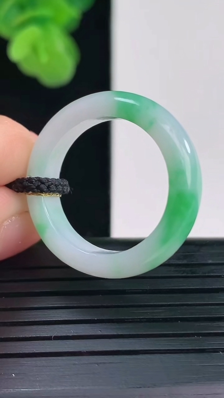 天然A货翡翠指环戒指尺寸19.1-5.7-3.4重量:4.51g2026年4月11日
工厂直销收藏佳