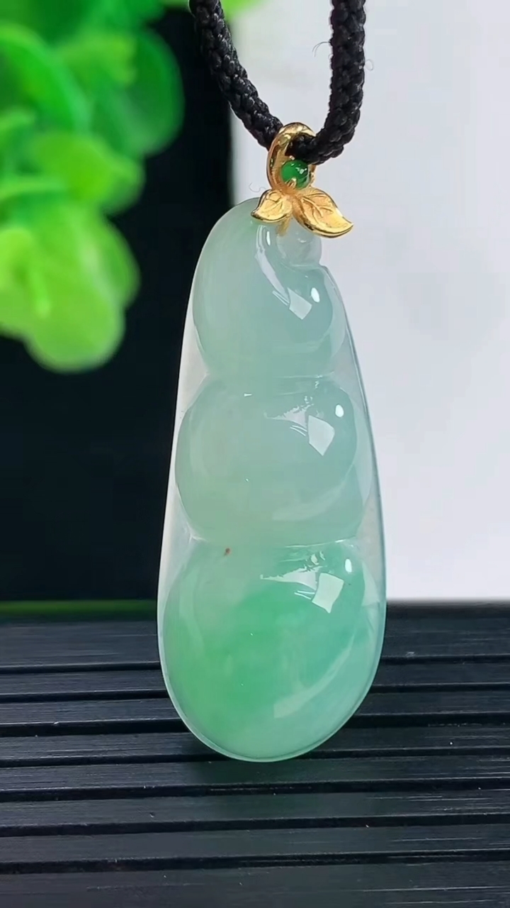 天然A货翡翠福豆吊坠尺寸39.8-13.9-6.4重量:5.62g
4月11日