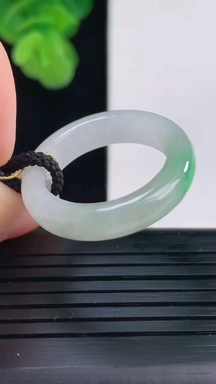 天然A货翡翠指环戒指尺寸19.4-5.1-3.5重量:4.19g2026年4月11日
工厂直销收藏佳品,种好水足，色泽均匀，有种有色，上手高大气！