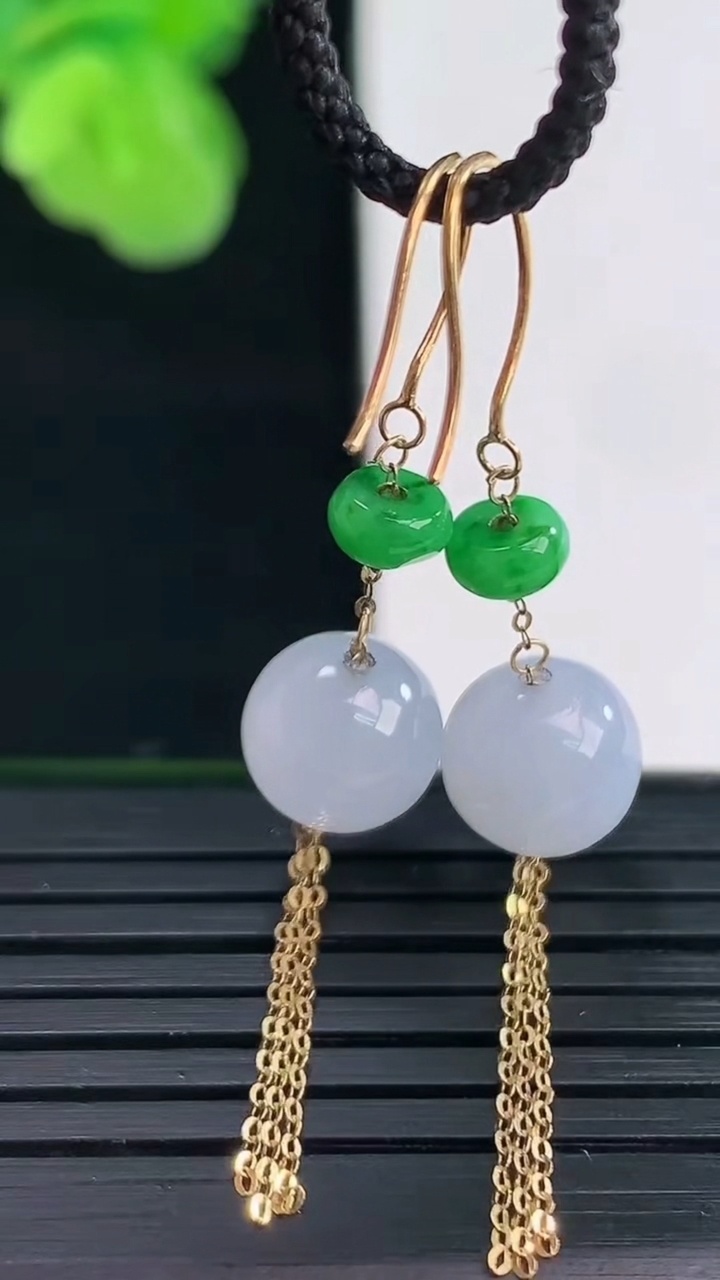 天然A货翡翠18K金紫罗兰圆珠耳坠尺寸8.5重量:2.85g4月11日
工厂直销收藏佳品,种好水足，色泽均匀，有种有色，上手高大气！