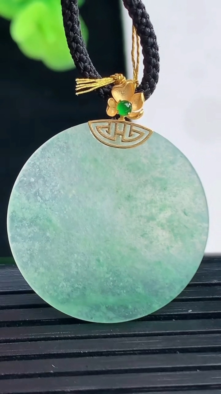天然A货翡翠无事牌吊坠尺寸25.5-1.6重量:3.09g
4月11日
