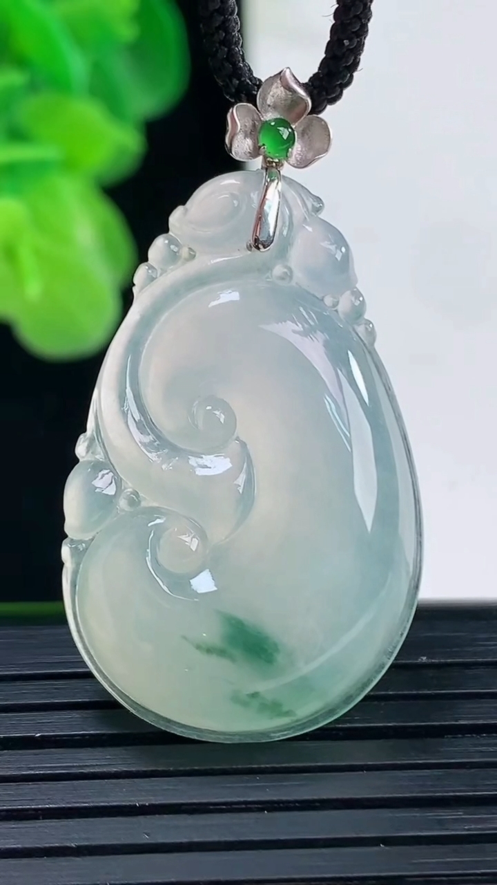 天然A货翡翠18K金飘花如意吊坠尺寸39.2-21.3-5.9重量:6.64g
4月11日