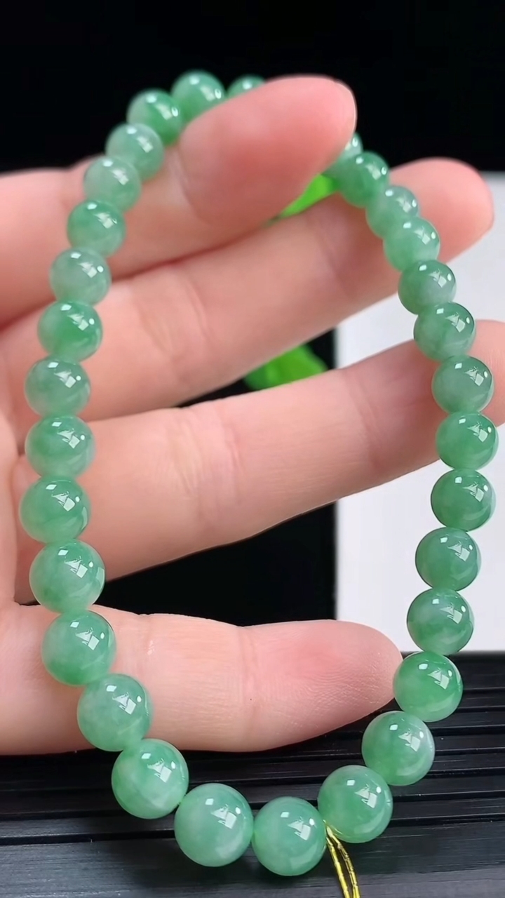 天然A货翡翠圆珠手串尺寸5.8-32颗重量:13.61g4月11日
工厂直销收藏佳品,种好水足，色泽均匀，有种有色，上手高大气！
