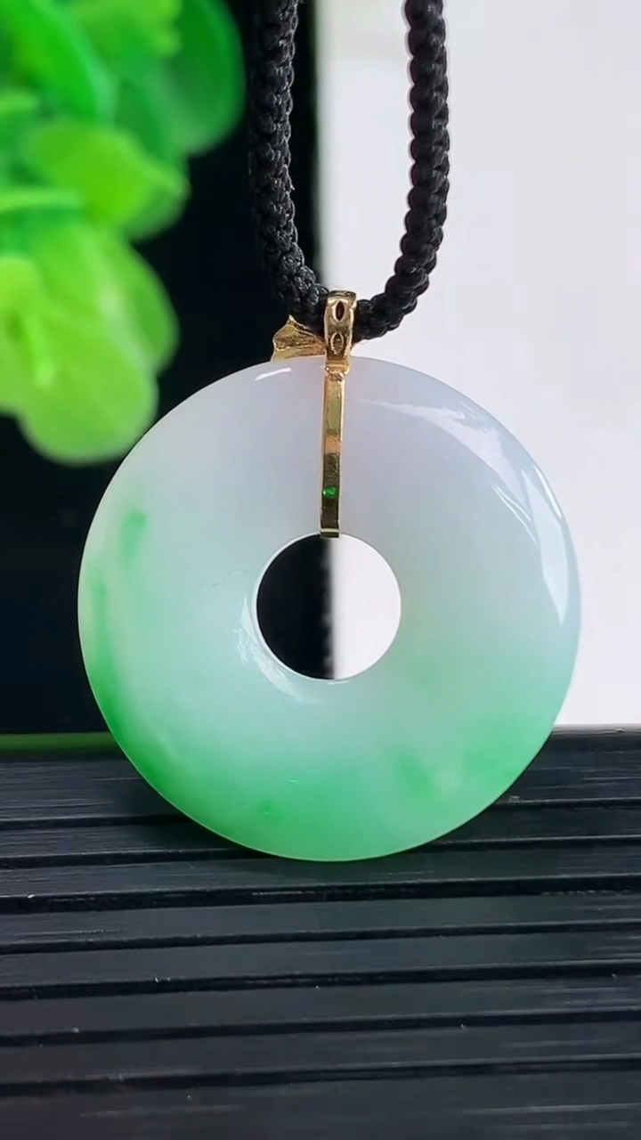 天然A货翡翠平安环吊坠尺寸24.2-3.5重量:4.20g
4月11日