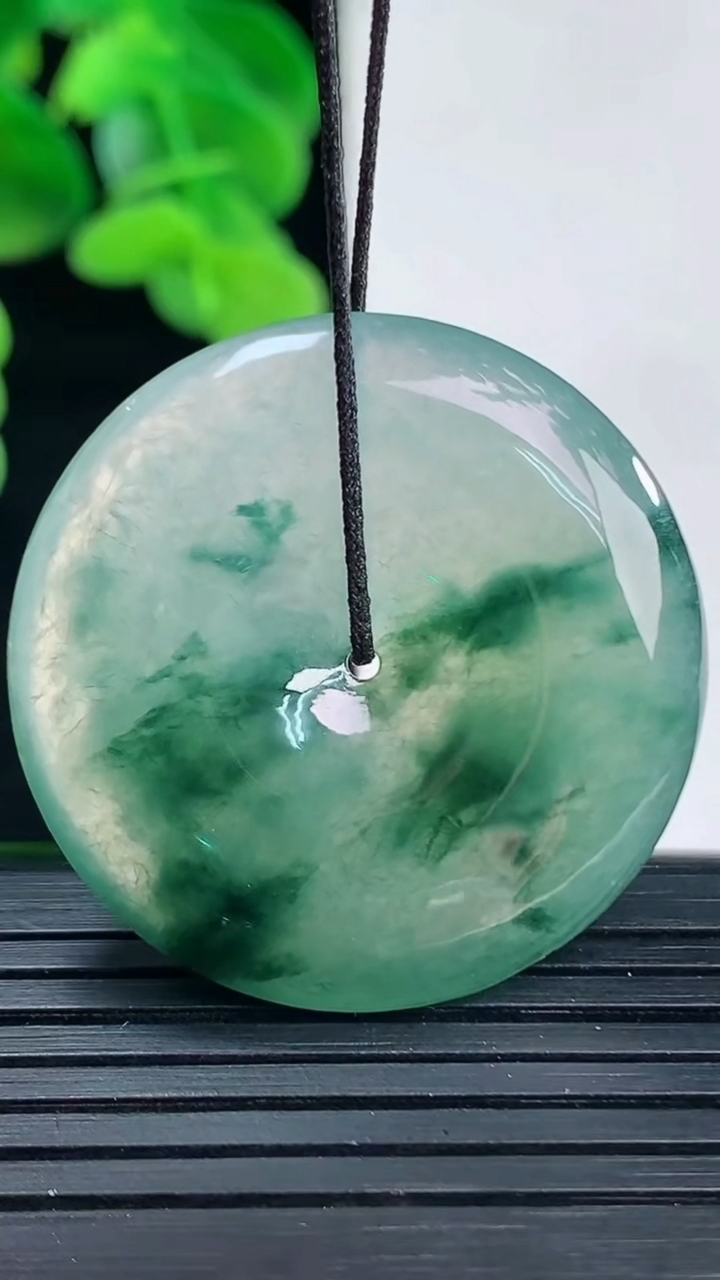 天然A货翡翠冰种飘花平安扣吊坠尺寸32.8-5.5重量:13.19g
4月11日