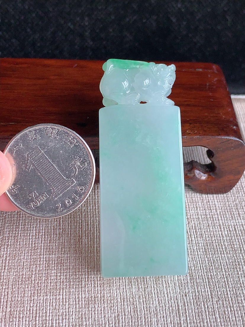 天然A货翡翠飘绿招财貔貅印章 
尺寸59.8-23.2-11.8mm 重量47.33g 0410