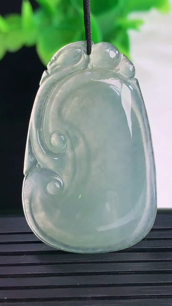 天然A货翡翠如意吊坠尺寸41-26-5重量:9.97g
4月11日