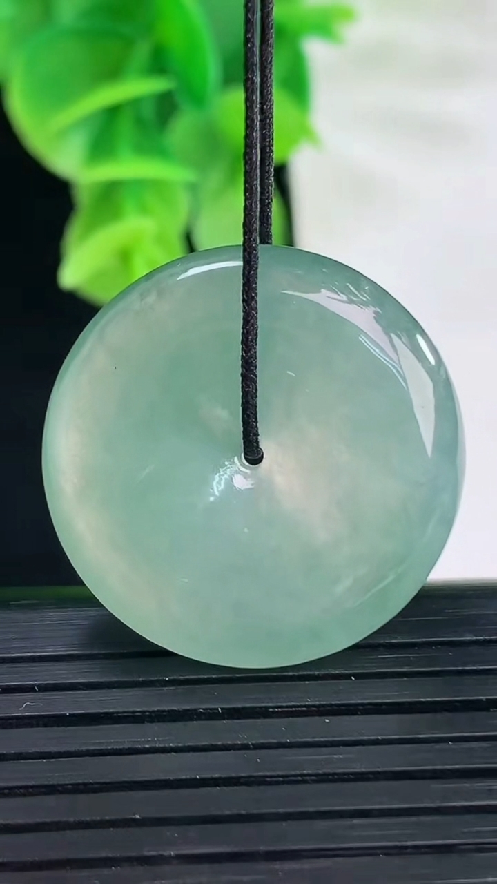 天然A货翡翠平安扣吊坠尺寸26.8-5.9重量:9.11g
4月11日