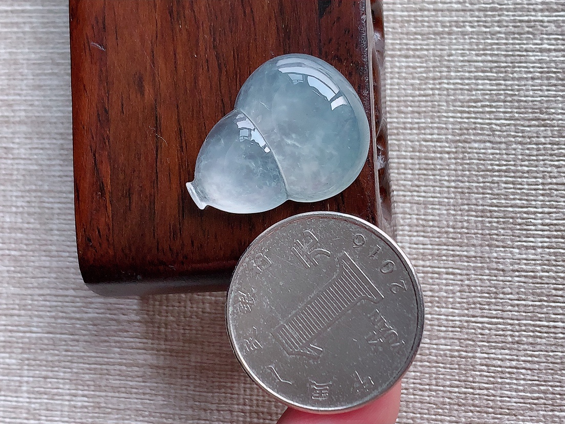 天然A货翡翠白冰白月光一刀切葫芦镶嵌件 
尺寸24.5-19-5.4mm 重量4.60g 0410