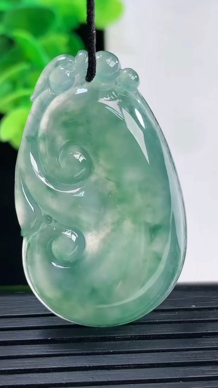 天然A货翡翠飘花如意吊坠尺寸43.6-25.9-5.4重量:11.61g
4月11日