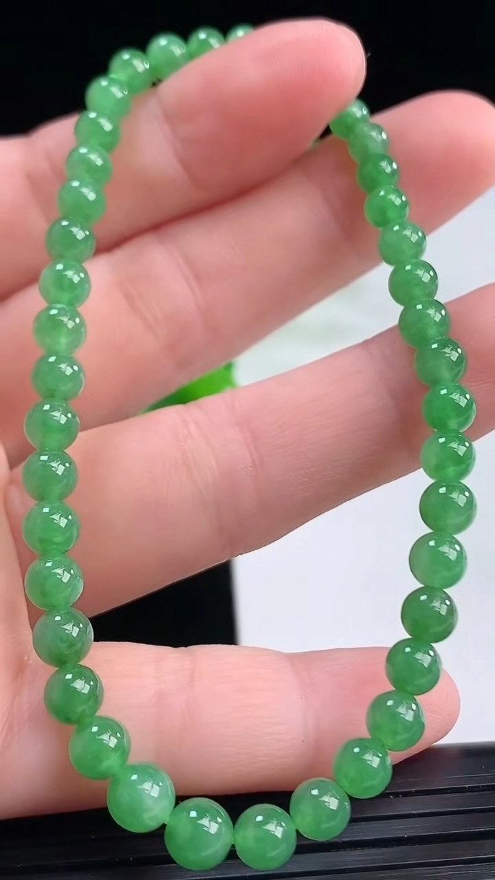 天然A货翡翠圆珠手串尺寸4.6重量:7.32g4月11日
工厂直销收藏佳品,种好水足，色泽均匀，有种有色，上手高大气！