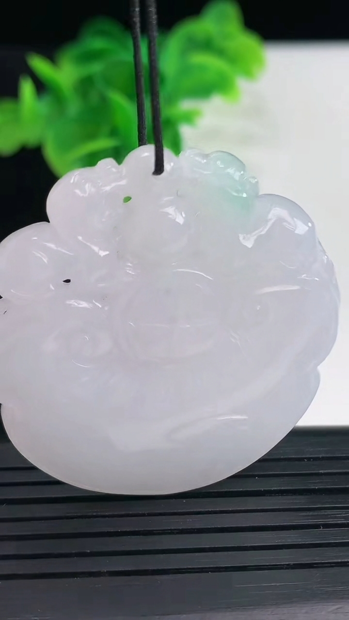 天然A货翡翠如意头吊坠尺寸42.4-42.5-8重量:28.81g
4月11日