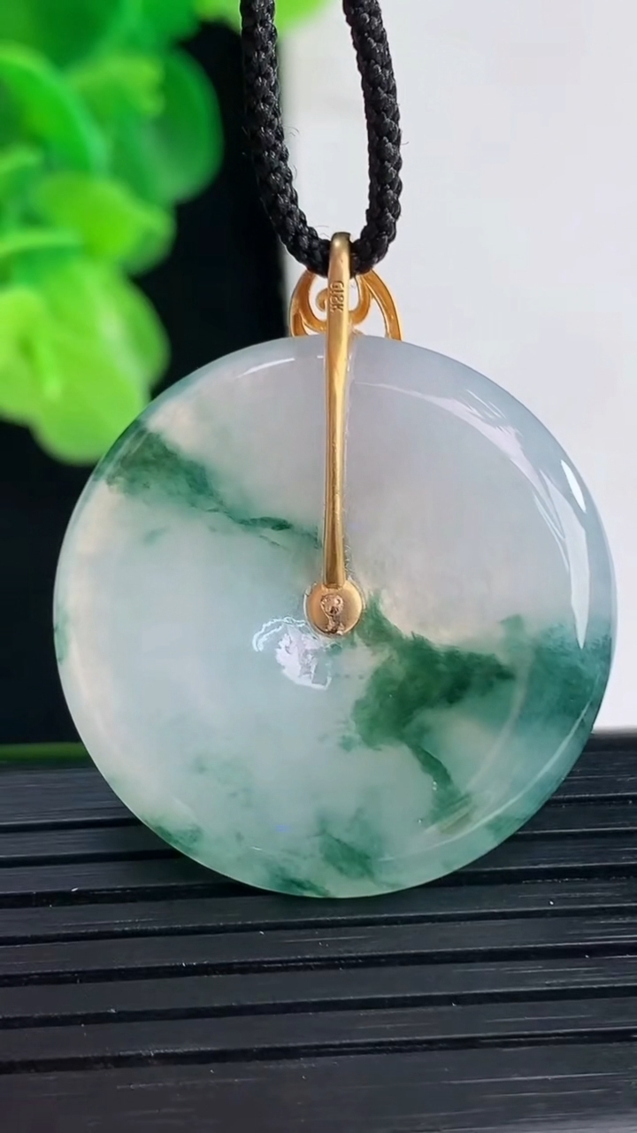 天然A货翡翠18K金飘花平安扣吊坠尺寸30.2-4.6重量:10.05g
4月11日