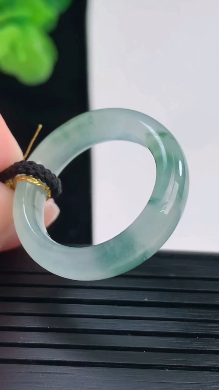 天然A货翡翠飘花指环戒指尺寸18.7-5.3-3.6重量:4.08g2026年4月11日
工厂直销收藏佳品,种好水足，色泽均匀，有种有色，上手高大气！