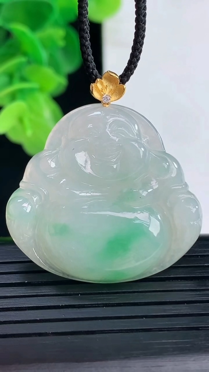 天然A货翡翠佛公吊坠尺寸30.9-33.9-5.5重量:9.49g
4月11日