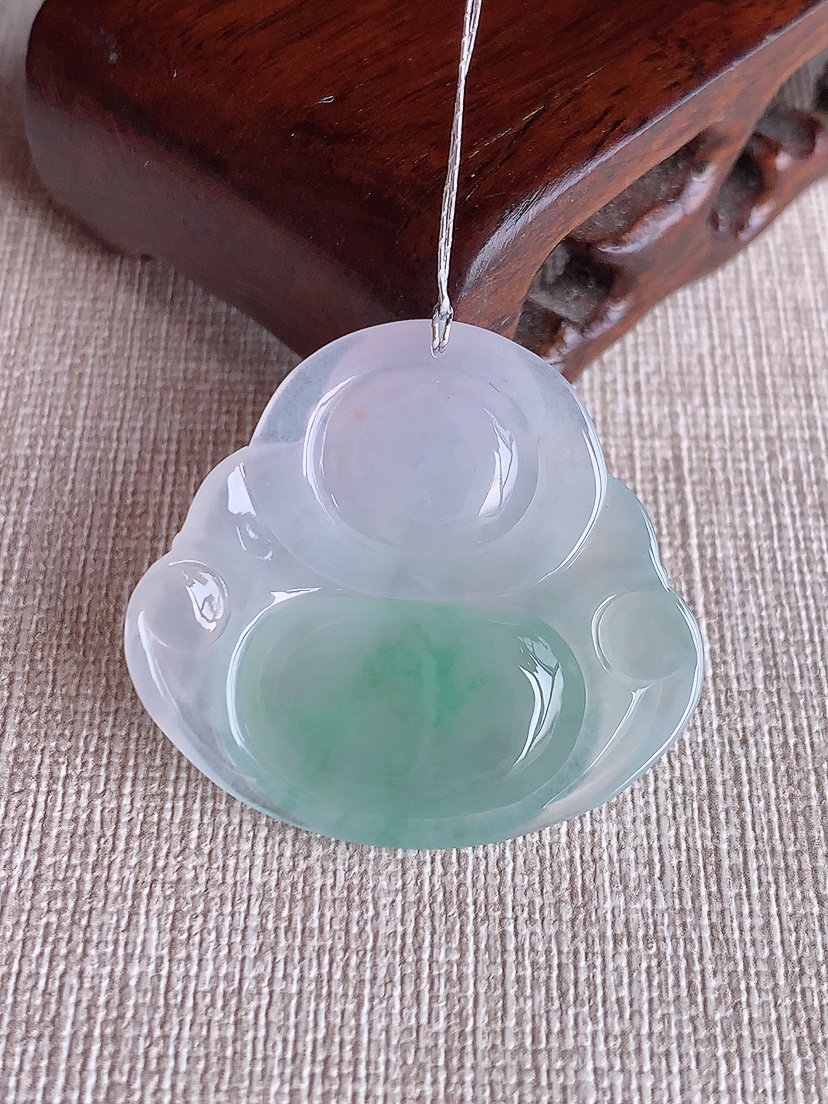 天然A货翡翠飘绿佛公吊坠 
尺寸32-35-5.8mm 重量9.74g 0410