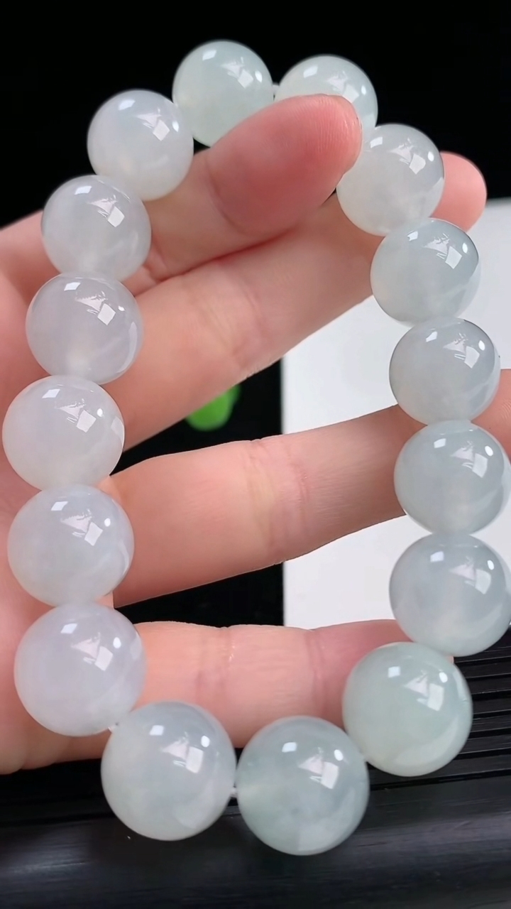 天然A货翡翠圆珠手串尺寸13-16颗重量:62.49g4月11日
工厂直销收藏佳品,种好水足，色泽均匀，有种有色，上手高大气！