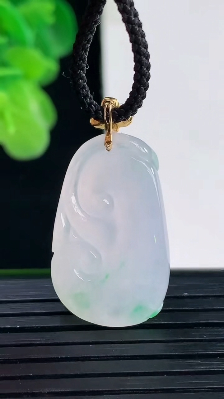 天然A货翡翠如意吊坠尺寸30.5-16.3-5.2重量:5.19g
4月11日